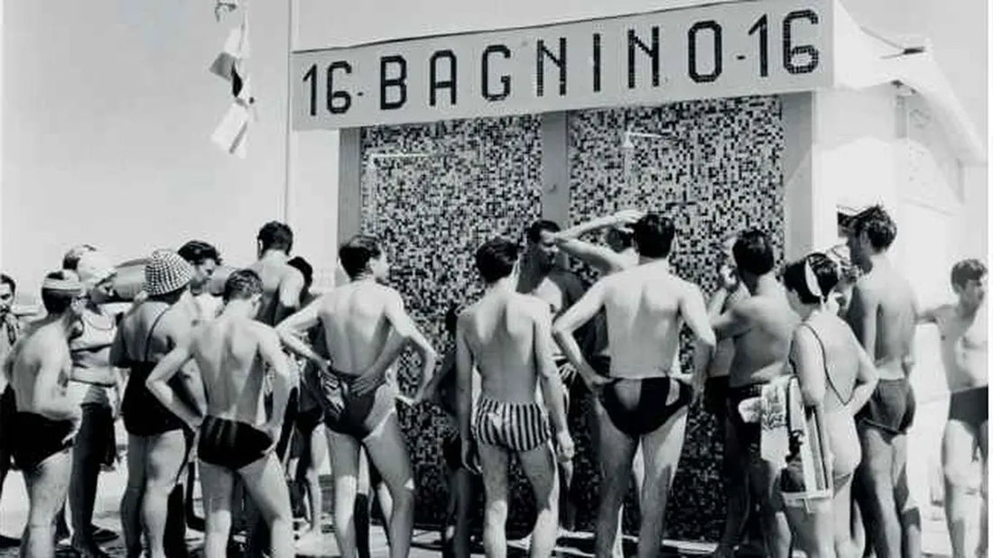Villeggianti in fila davanti alle docce del Bagnino 16 a Rimini negli anni Sessanta