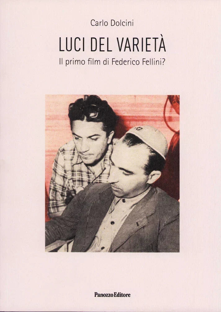 Federico Fellini e Alberto Lattuada sul set di Luci del varietà, film che segna l’esordio di Fellini alla regia