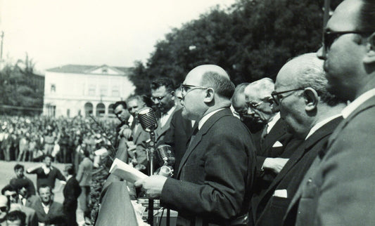 Il sindaco Cesare Campioli durante un discorso in piazza della Vittoria a Reggio Emilia nel 1960