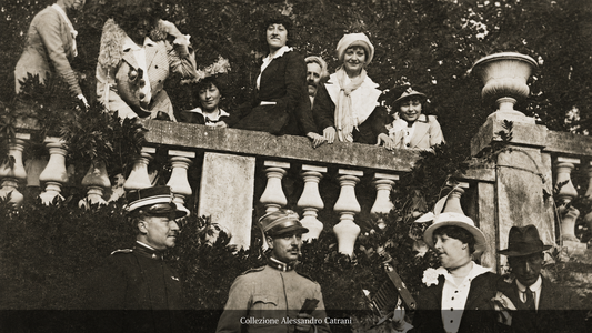 Gruppo di uomini e donne in abiti d’epoca su una terrazza durante un ritrovo mondano nella Rimini della Belle Époque – Collezione Alessandro Catrani