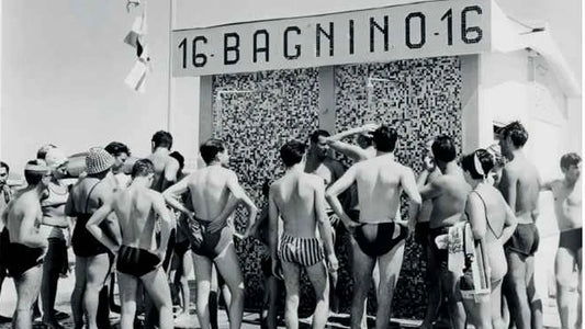 Villeggianti in fila davanti alle docce del Bagnino 16 a Rimini negli anni Sessanta