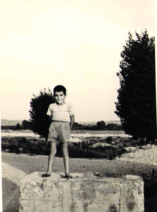 Chidino a cinque anni nel paesaggio rurale della sua infanzia