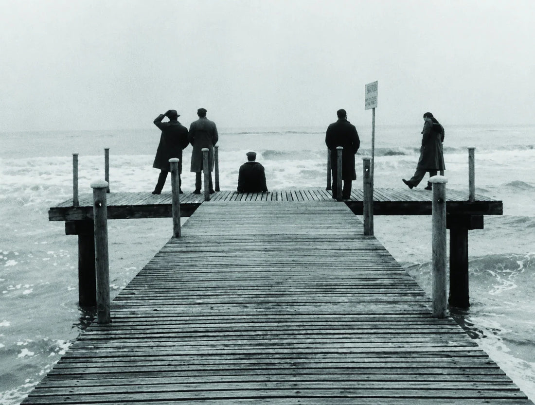  I cinque protagonisti de I vitelloni sul pontile davanti al mare, fotogramma del film di Federico Fellini del 1953