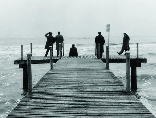  I cinque protagonisti de I vitelloni sul pontile davanti al mare, fotogramma del film di Federico Fellini del 1953