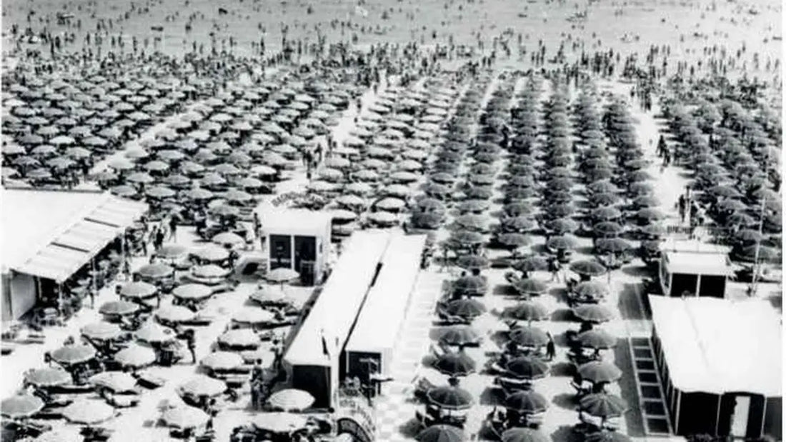 Spiaggia di Rimini negli anni Sessanta coperta da file di ombrelloni