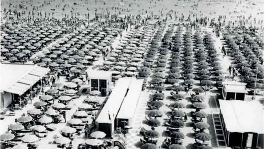 Spiaggia di Rimini negli anni Sessanta coperta da file di ombrelloni