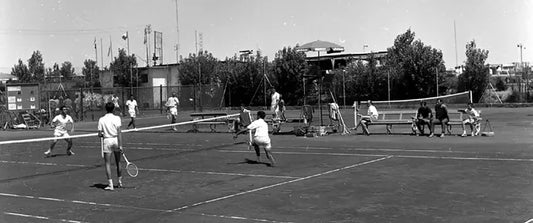 Incontro di doppio sui campi del Circolo Tennis Rimini nei primi anni Sessanta