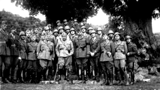 Umberto Panozzo con ufficiali e soldati italiani in Corsica nel dicembre 1942