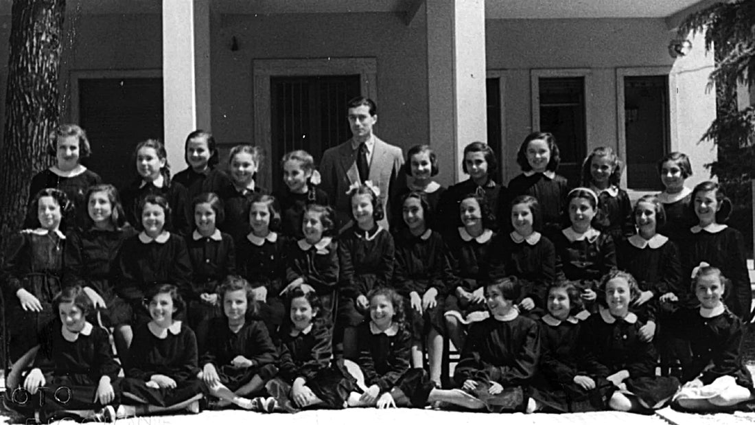 Umberto Panozzo con le alunne della Scuola media di Riccione nel 1948-1949