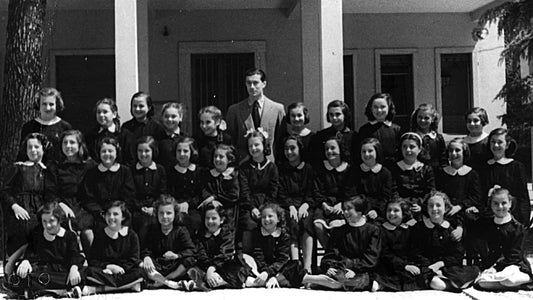 Umberto Panozzo con le alunne della Scuola media di Riccione nel 1948-1949